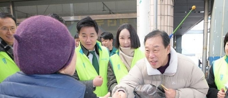 최민호 시장, 세종대평시장서 설 명절 준비