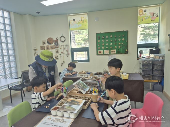보은군 속리산테마파크, 어린이날 가족과 함께 숲속 체험하세요-아이들이 우드버닝으로 명패를 만드는 모습