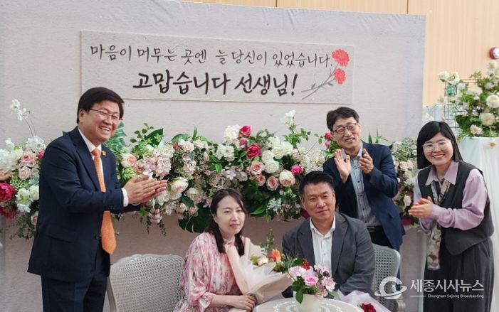 제44회 스승의 날을 맞아 14일에 청사 대강당에서 ‘2025년 제44회 스승의 날 유공 훈·포장 및 표창장 수여식’에 참석한 최교진 교육감과 수상자들이 기념 촬영을 하고 있다.