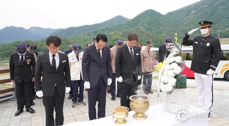 이완섭 서산시장이 보훈 단체 회원 30명과 함께 23일 국립대전현충원을 찾아 순국선열의 넋을 기렸다.