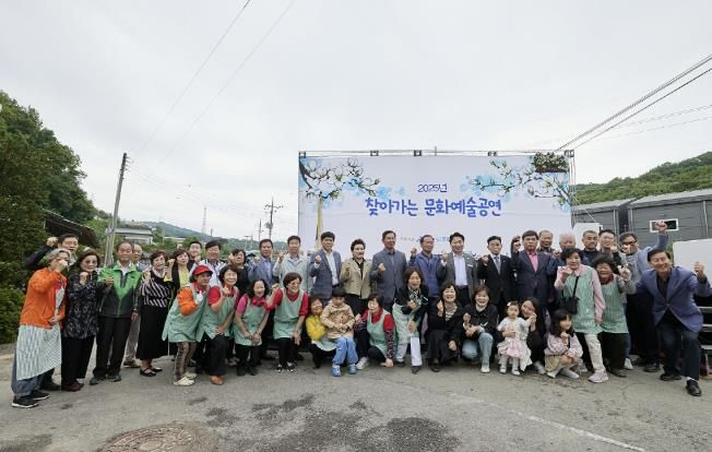 오세현 아산시장 마을 주민 및 내빈들과 함께 기념촬영