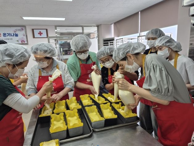 23일 달성군자원봉사센터에서 제과제빵 재능봉사자들이 6.25 참전용사 어르신들을 위한 간식을 만들고 있다