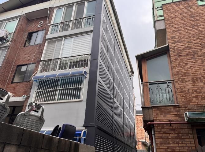 복구된 다세대주택 외벽