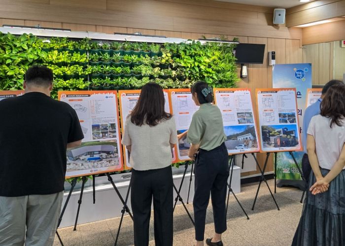 군청 민원봉사과 로비에 열린 ‘2024년도 우수주택 순회 전시회’ 모습