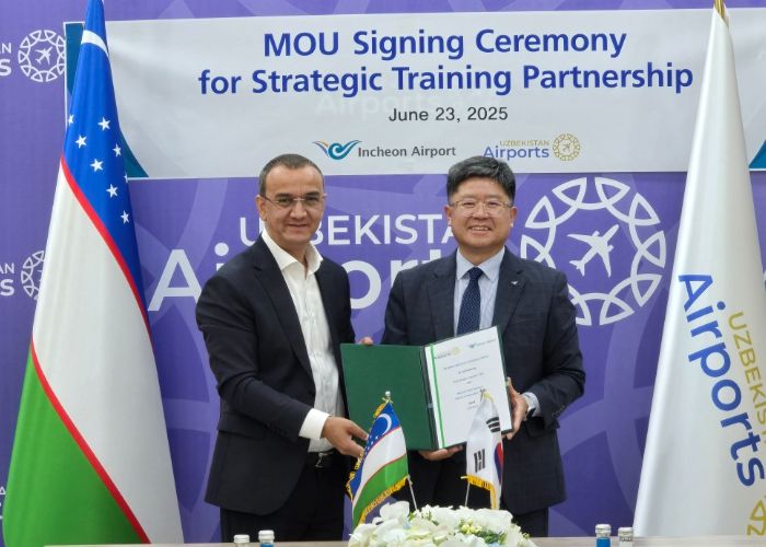 지난 23일 우즈베키스탄 타쉬켄트에서 진행된 인천국제공항공사와 우즈벡공항공사 간 ‘항공 전문인력 육성 지원을 위한 교육협력 MOU 체결식’에서 인천국제공항공사 신가균 경영본부장(사진 오른쪽)이 우즈베키스탄공항공사 살로히딘 나시로프(Salokhiddin Nasirov) 운영분야 총괄 부사장(사진 왼쪽)과 교육 협력 양해각서를 체결하고 기념촬영을 하고 있다.
